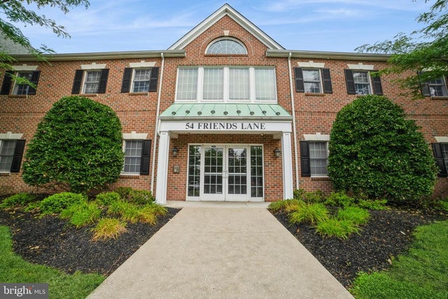 54 Friends Ln, Newtown