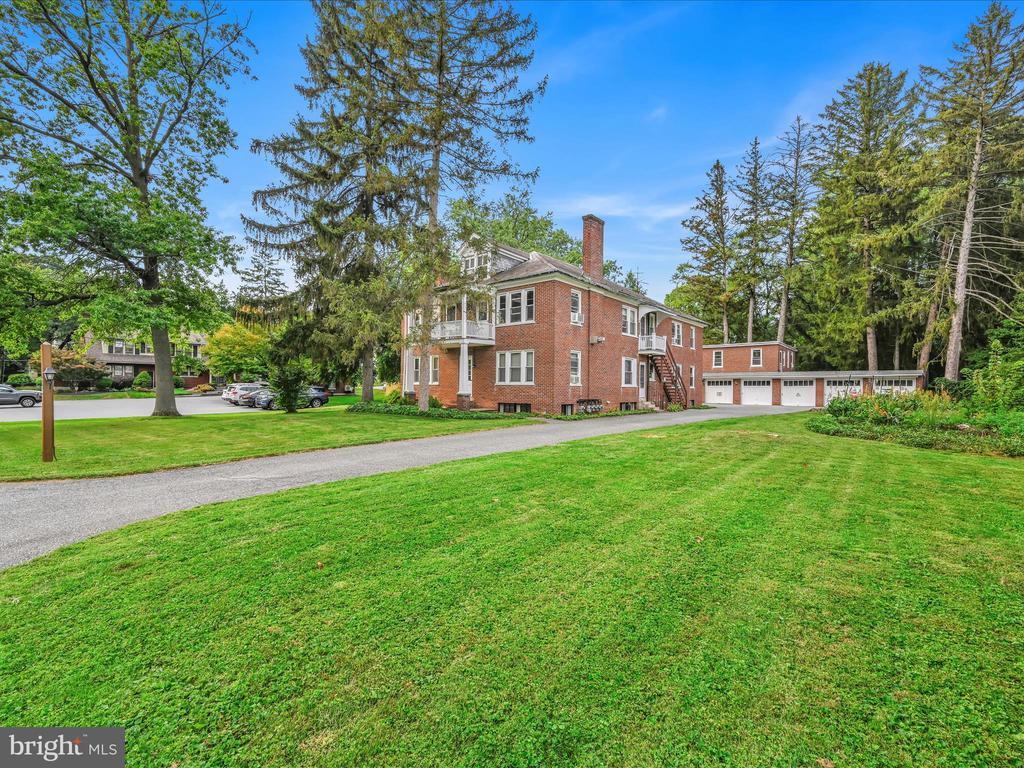 15 E Roseville Rd, LANCASTER