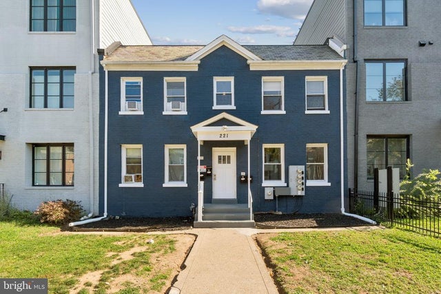 221 20th St Ne, Washington