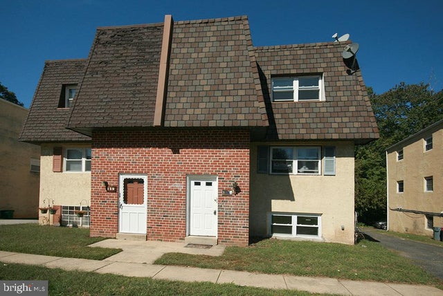 157 Meadowbrook Ln, Brookhaven