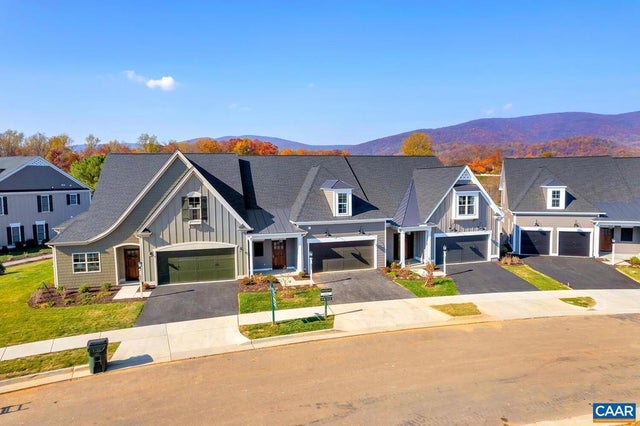 800 Farrow Dr, Charlottesville