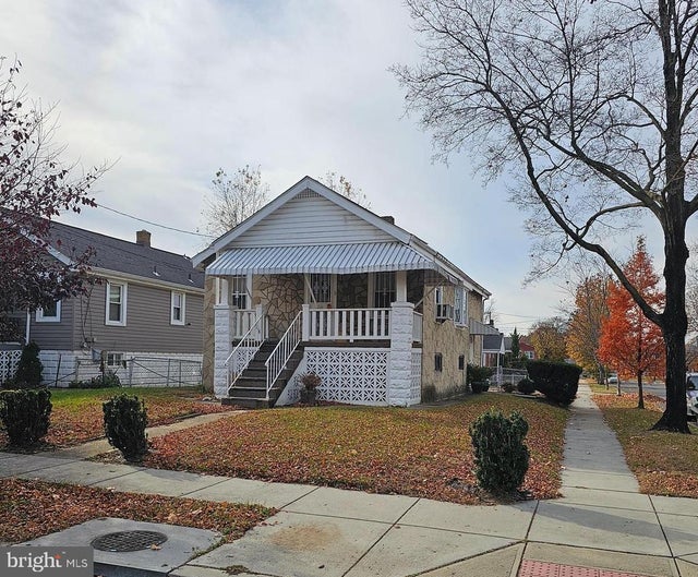 1216 42nd Pl Ne, Washington