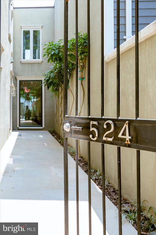 524 6th St Se, WASHINGTON