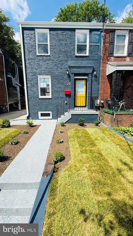 709 Adrian St Se, Washington
