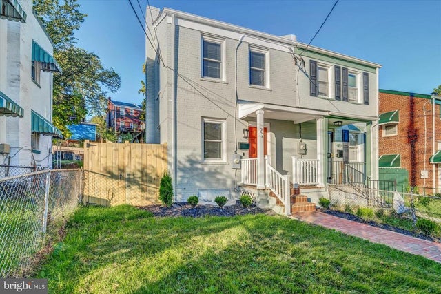 27 47th St Se, Washington