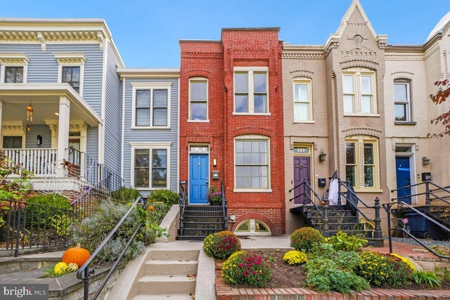 323 1/2 D St Se, Washington