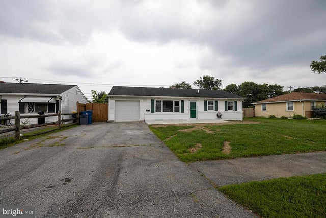 907 Greentree Rd, Newark