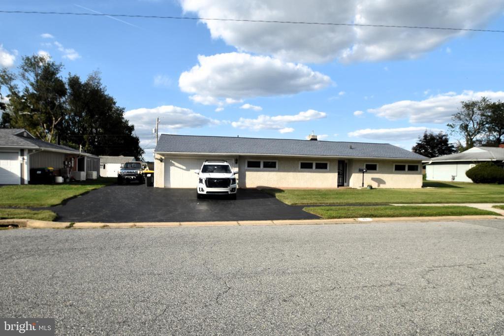 11 Kensington Ln, NEWARK