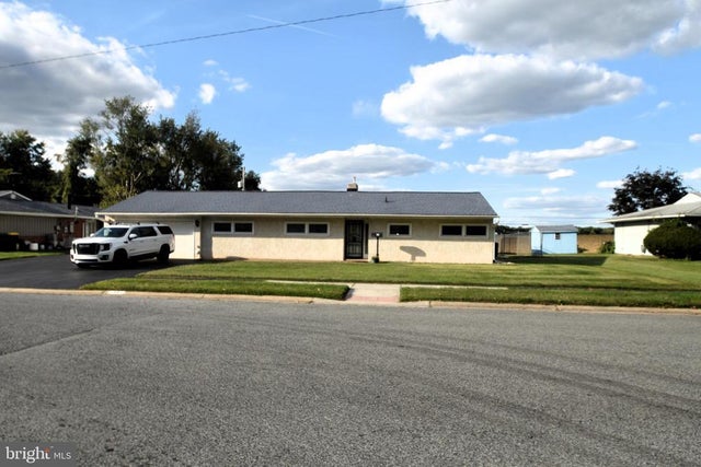 11 Kensington Ln, Newark