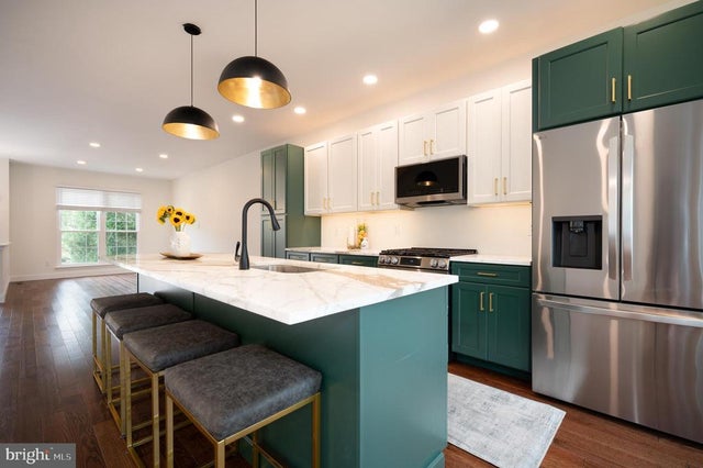 916 N Waterford Ln, Wilmington