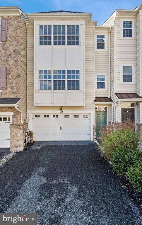 609 Jacobsen Cir #148, Newark