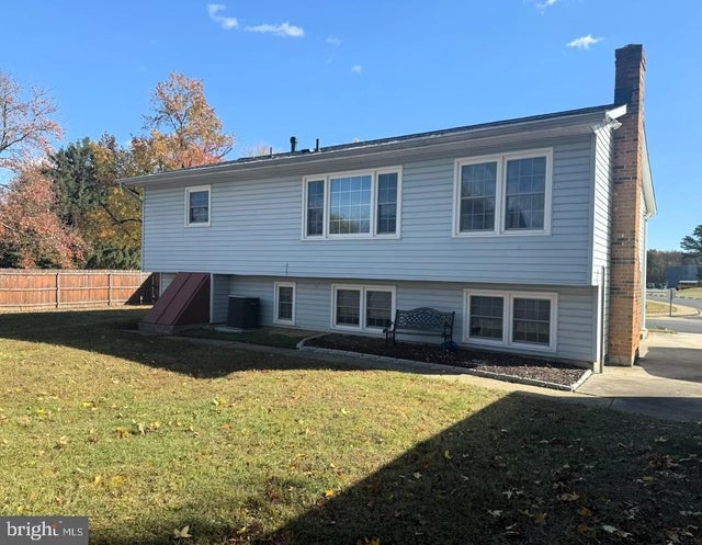 886 Broadfield Dr, Newark