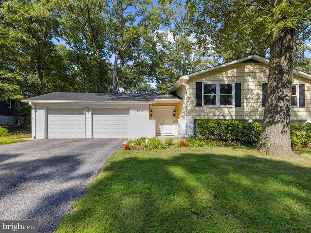 220 Falcon Dr, Pasadena