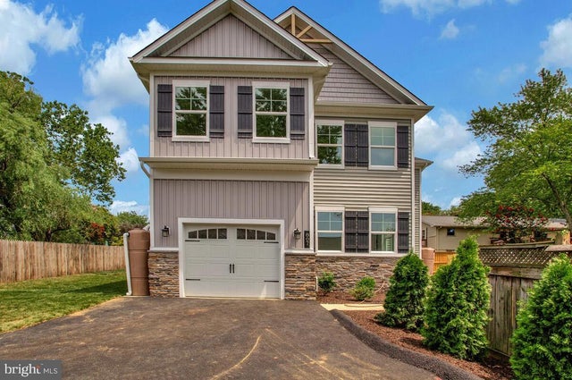 807 Hillside Ave, Edgewater