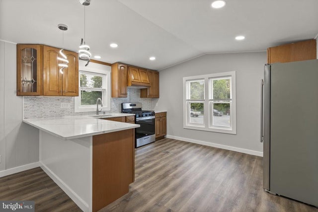 658 Sunset Strip, Brooklyn Park