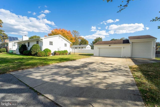 865 Hillside Ave, Edgewater