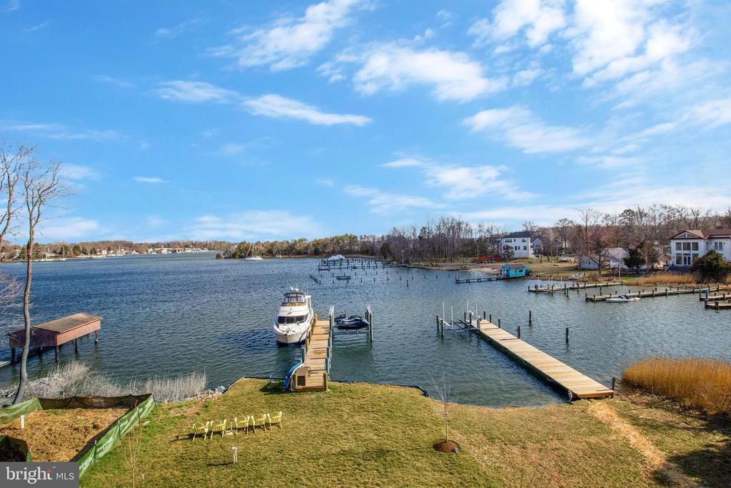 328 Arbutus Dr, EDGEWATER