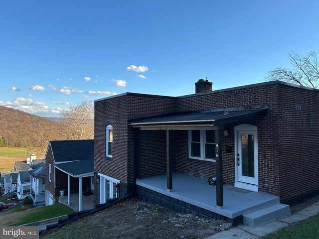 816 Elmwood Ln, Cumberland