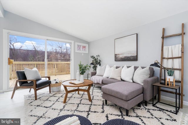 906 Scotts Hill Dr, Pikesville