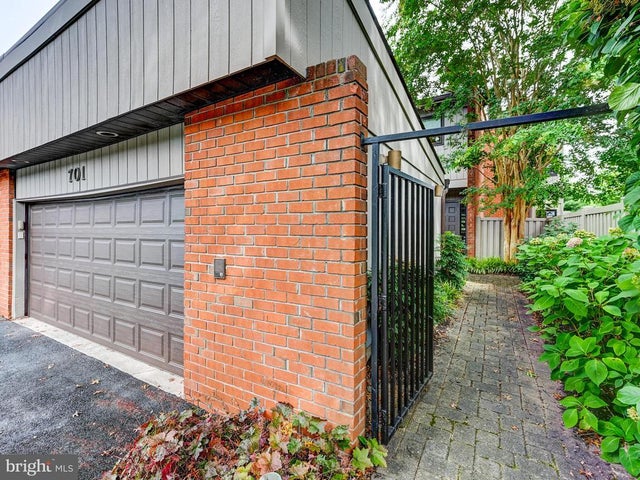 701 Old Crossing Dr, BALTIMORE