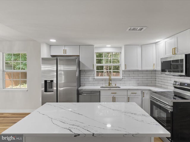 749 University Dr, Waldorf