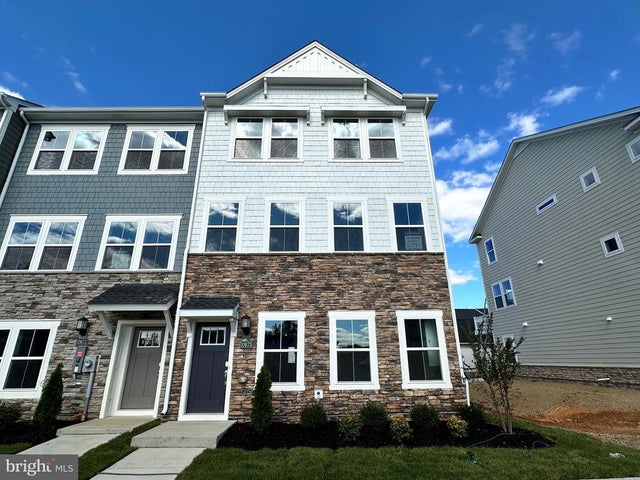 10584 Roundstone Ln, White Plains