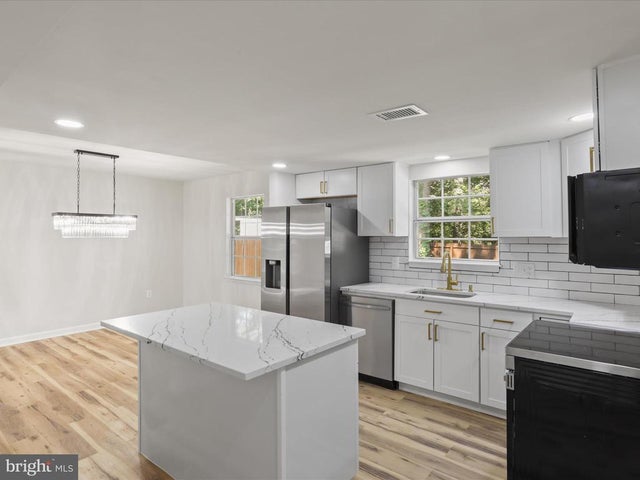 749 University Dr, Waldorf