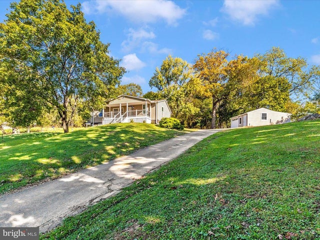 1410 Woodenbridge Ln, Mount Airy