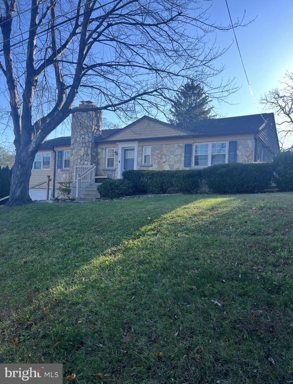 709 N Warfield Dr, Mount Airy