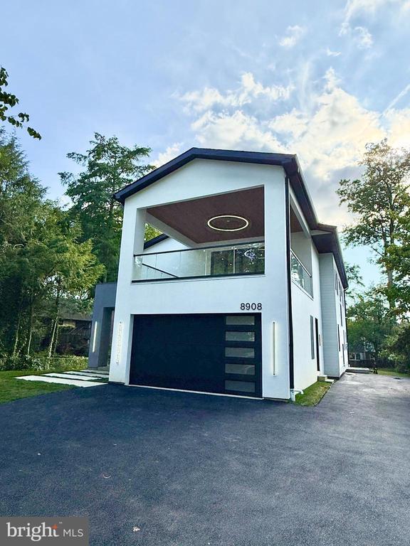 8908 Mohawk Ln, Bethesda