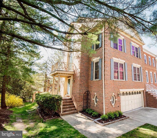 9963 Foxborough Cir, Rockville