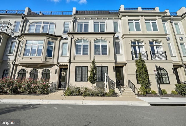 8215 River Rd, Bethesda