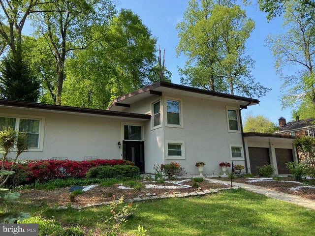 900 Azalea Dr, Rockville