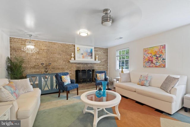 10521 Farnham Dr, Bethesda