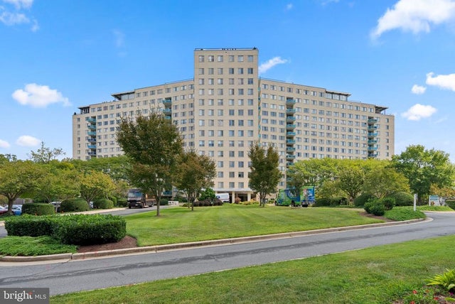 10401 Grosvenor Pl #413, Rockville