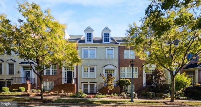 1015 Crestfield Dr, Rockville