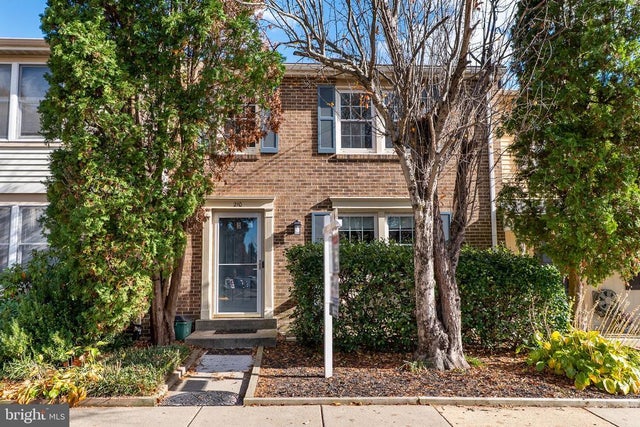 210 Whitcliff Ct, Gaithersburg