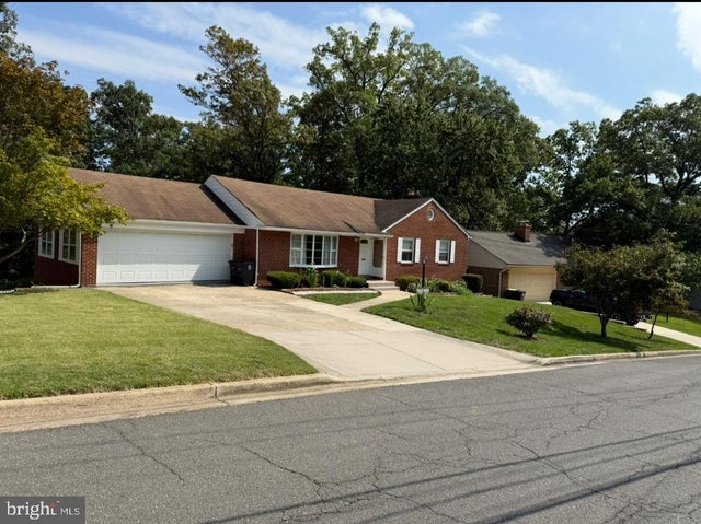 7402 Lois Ln, Lanham