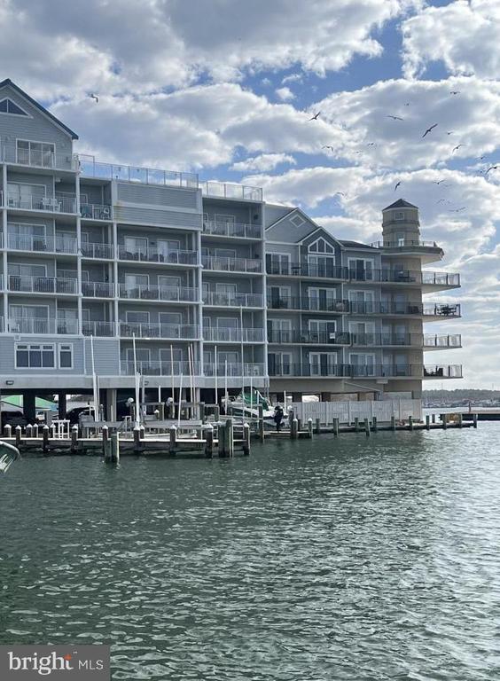 1021 W Main St #404, Crisfield