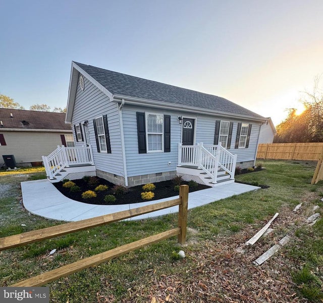 665 West Rd, Salisbury