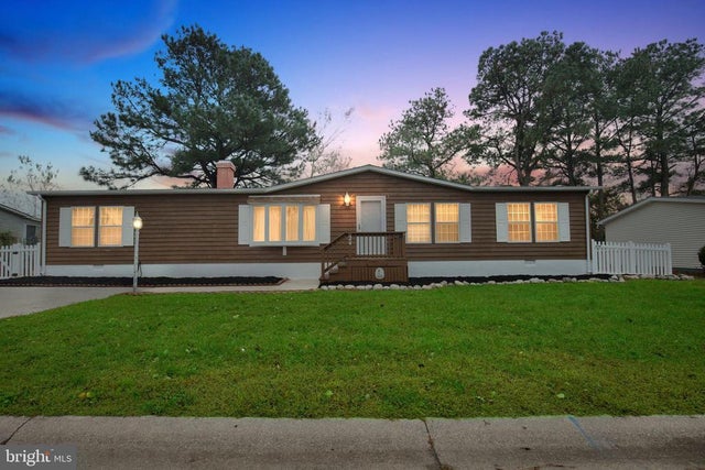 24 Coastal Dr, Berlin