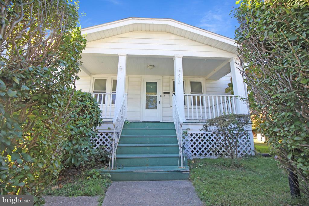 404 Engle Ave, BURLINGTON