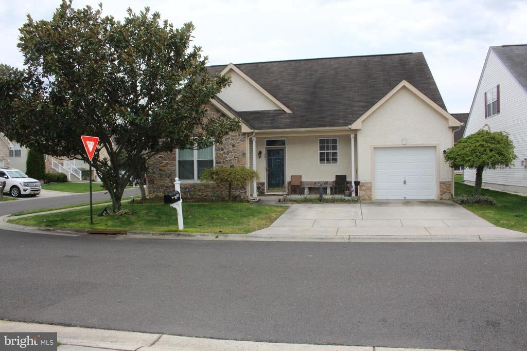 301 Castlewood Way, WOODBURY