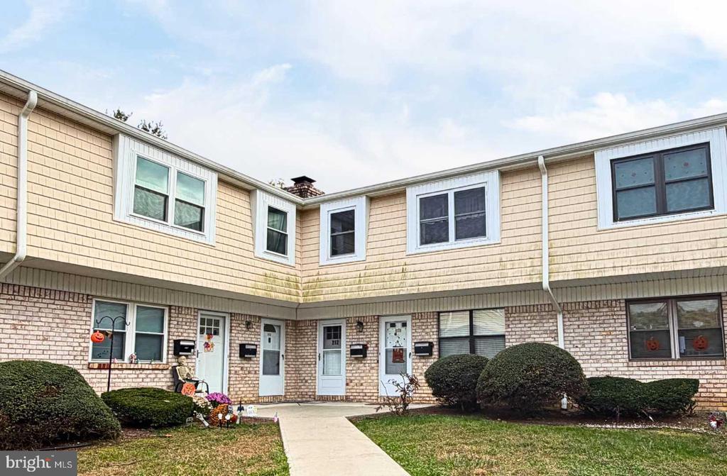 212 Silver Ct, HAMILTON