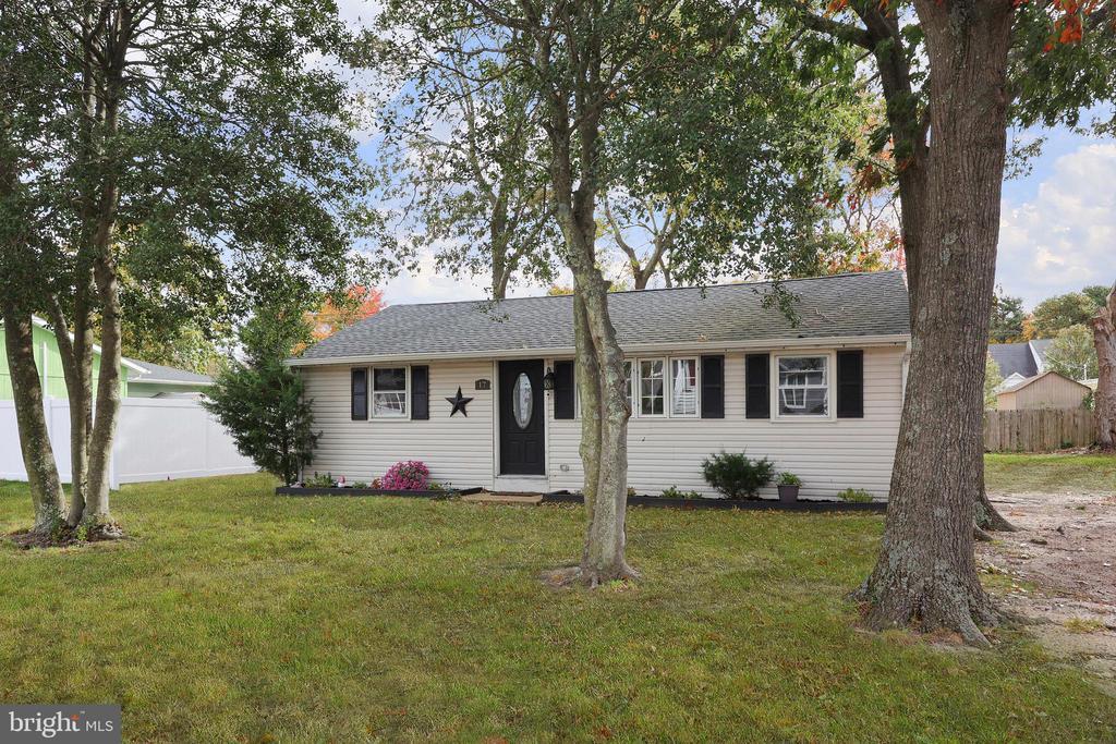 17 Hollycrest Dr, BRICK