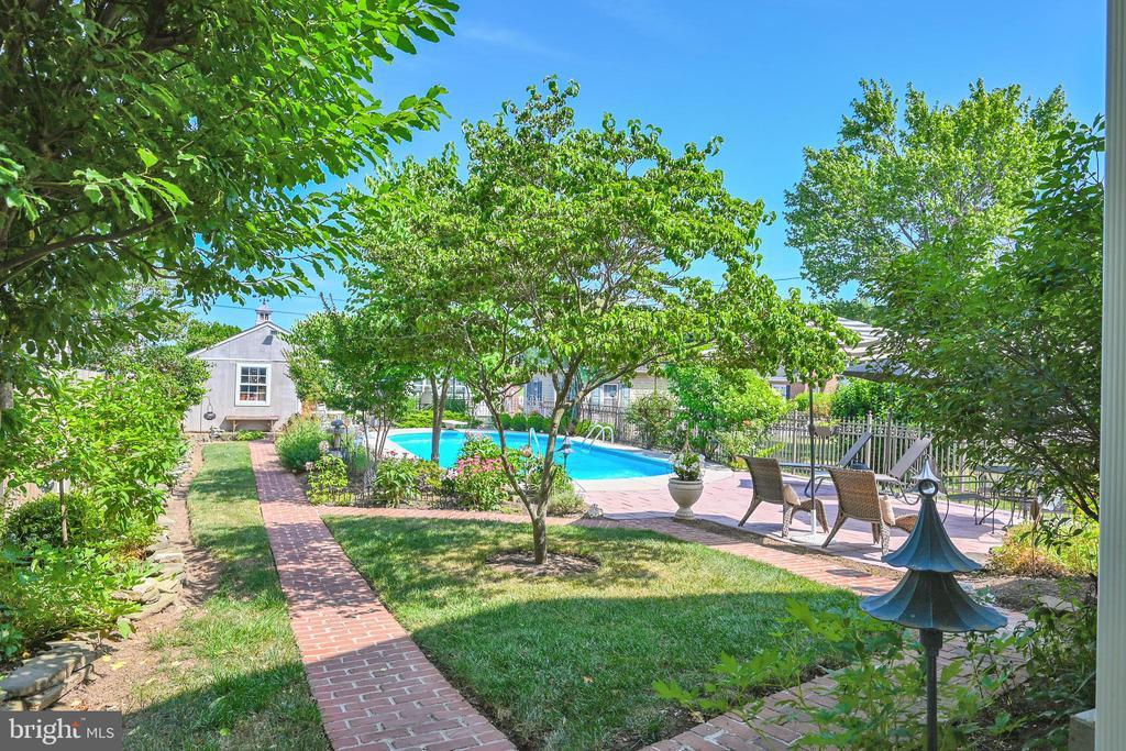 327 Ridge Ave, Mcsherrystown Property Listing MLS® PAAD2013654