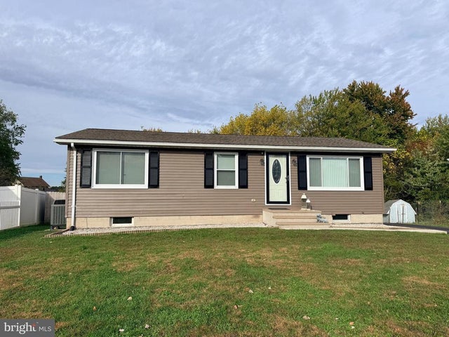 77 E Locust Ln, New Oxford