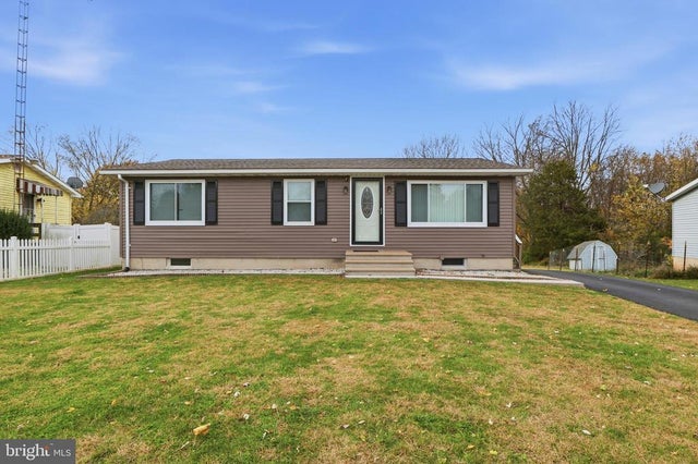 77 E Locust Ln, New Oxford