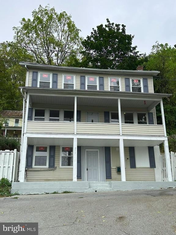 255 Hillside St, Everett