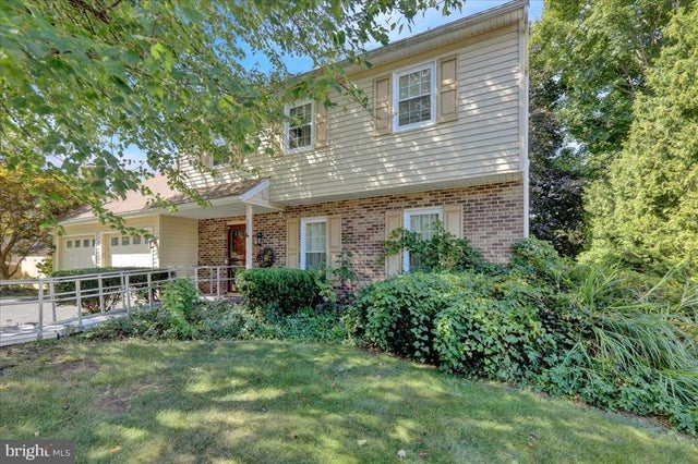 802 Apple Dr, Reading